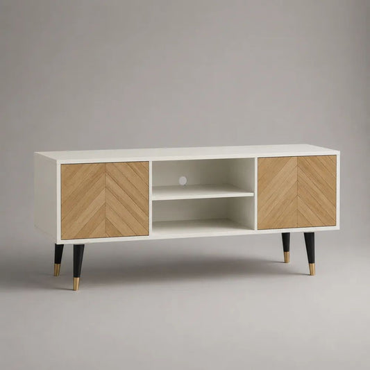TV-Lowboard aus MDF und Eichefurnier mit 2 Türen und 2 offenen Fächern, Weiß/Eiche natur, schwarze Beine mit messingfarbenen Enden, 140 × 40 × 65 cm